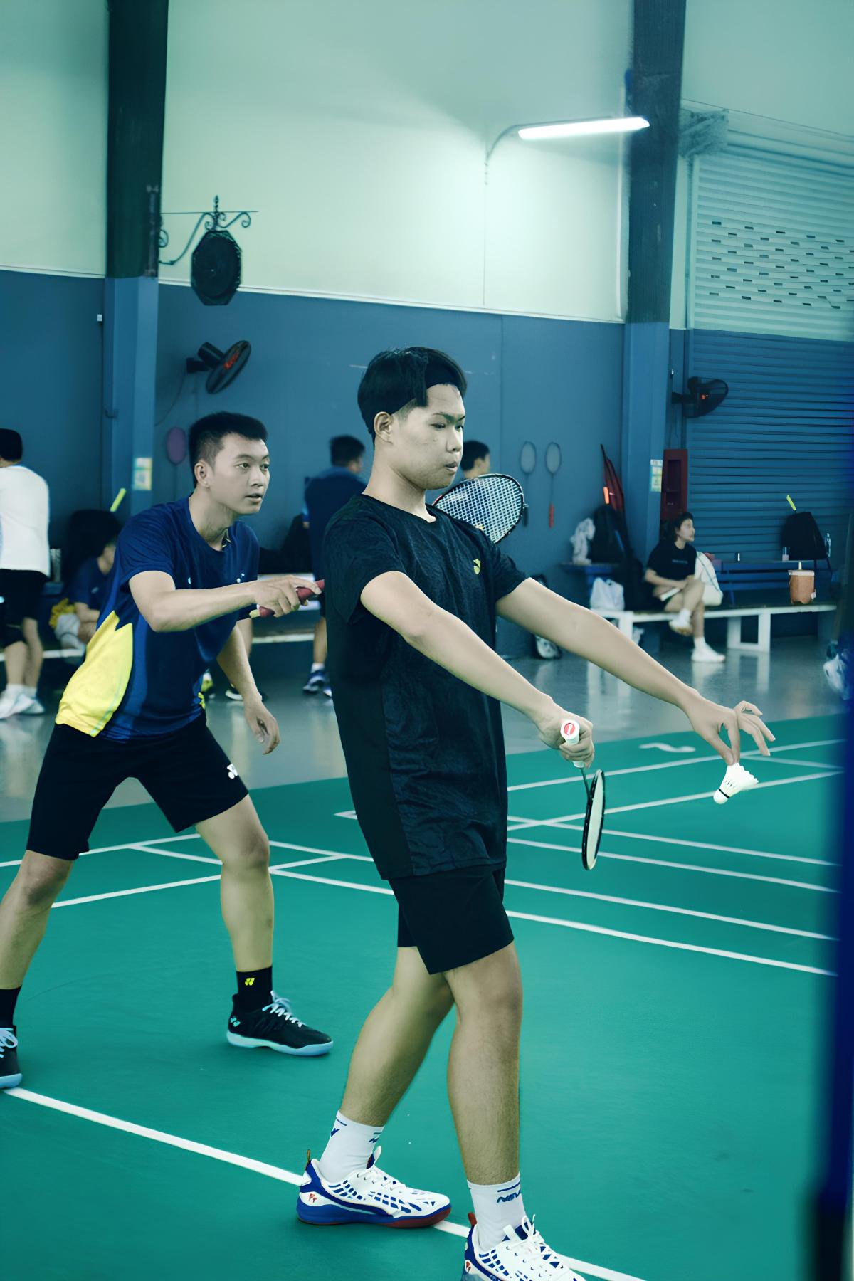CON GIAP THU 13 BADMINTON