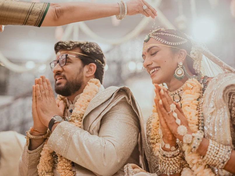 "Như tình yêu sét đánh": huyền thoại cầu lông PV Sindhu kể về cuộc gặp gỡ tình cờ trên chuyến bay dẫn đến hôn nhân "Như tình yêu sét đánh": huyền thoại cầu lông PV Sindhu kể về cuộc gặp gỡ tình cờ trên chuyến bay dẫn đến hôn nhân