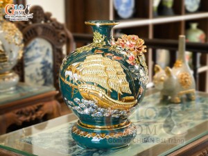 Bình hút tài lộc men màu xanh lục đắp nổi Thuận Buồm Xuôi Gió kênh vẽ vàng 24k, cao 30cm