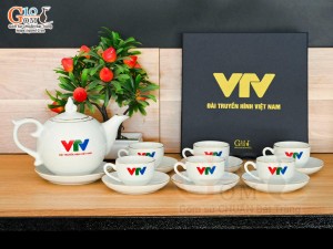 Bộ ấm chén dáng chóp lửa men trắng kẻ chỉ vàng kim, in logo VTV, 500ml