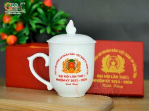 Cốc sứ men trắng dáng chóp lửa có nắp, in logo quà tặng