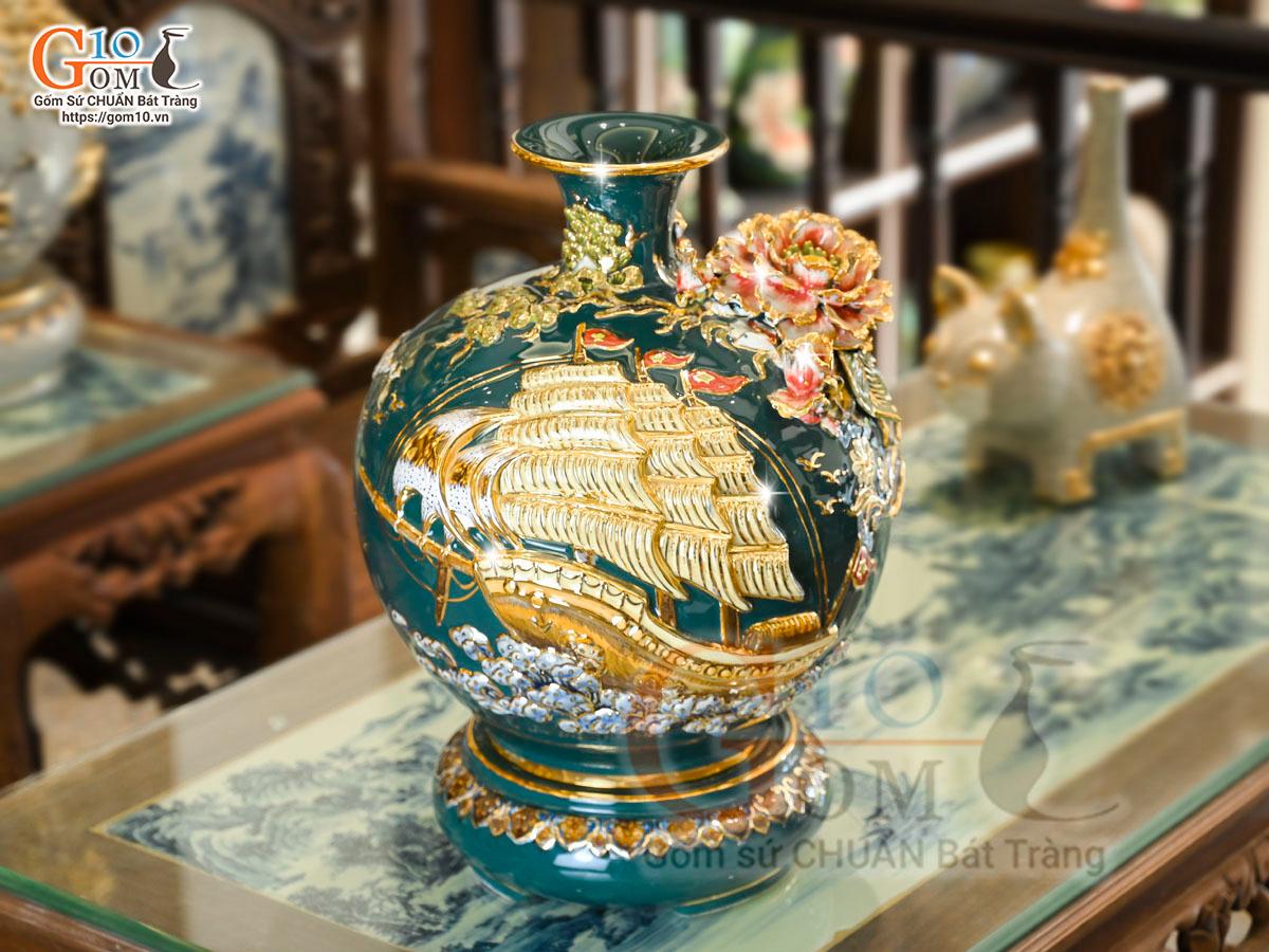 Bình hút tài lộc men màu xanh lục đắp nổi Thuận Buồm Xuôi Gió kênh vẽ vàng 24k, cao 30cm