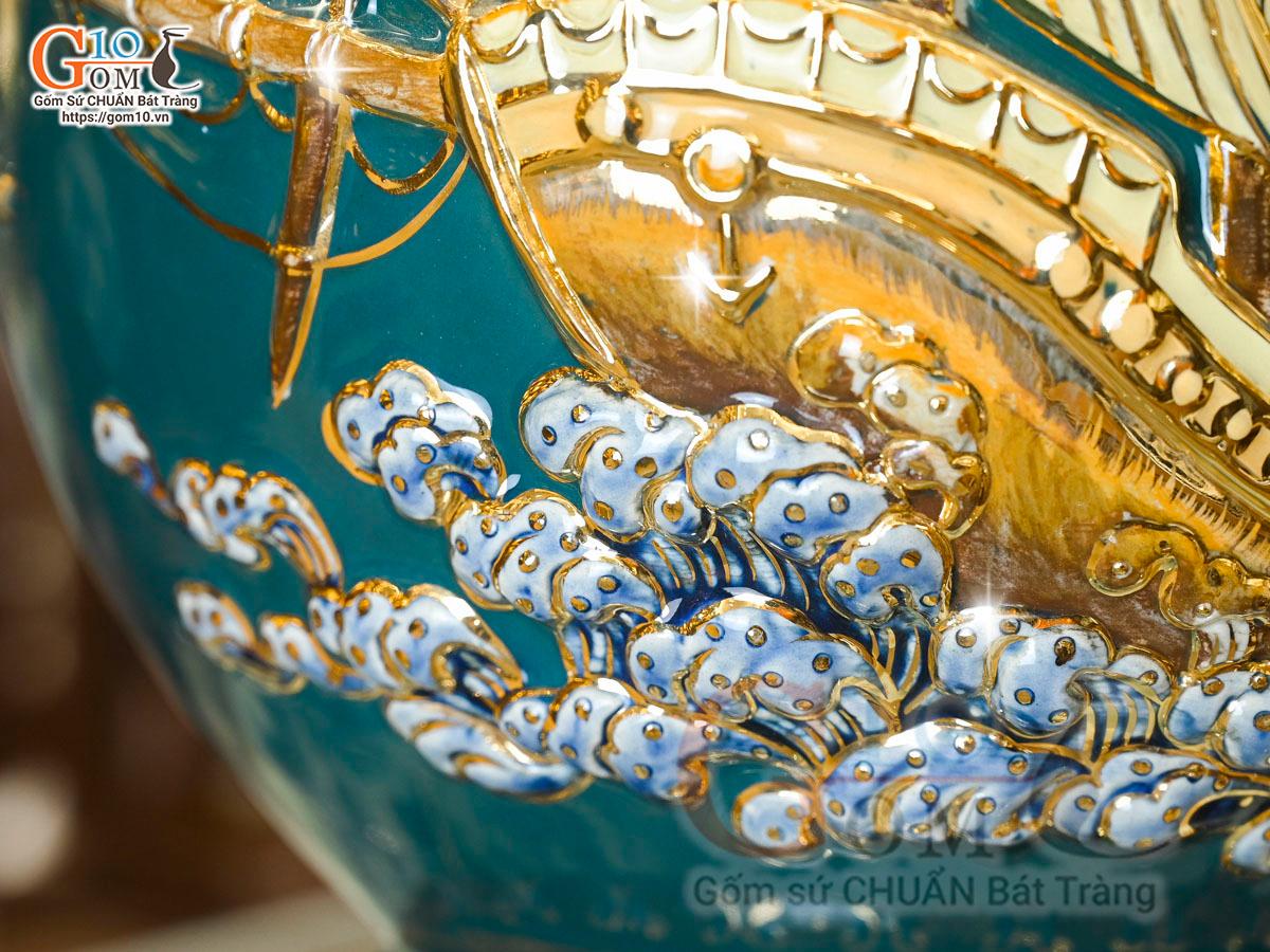 Bình hút tài lộc men màu xanh lục đắp nổi Thuận Buồm Xuôi Gió kênh vẽ vàng 24k, cao 30cm