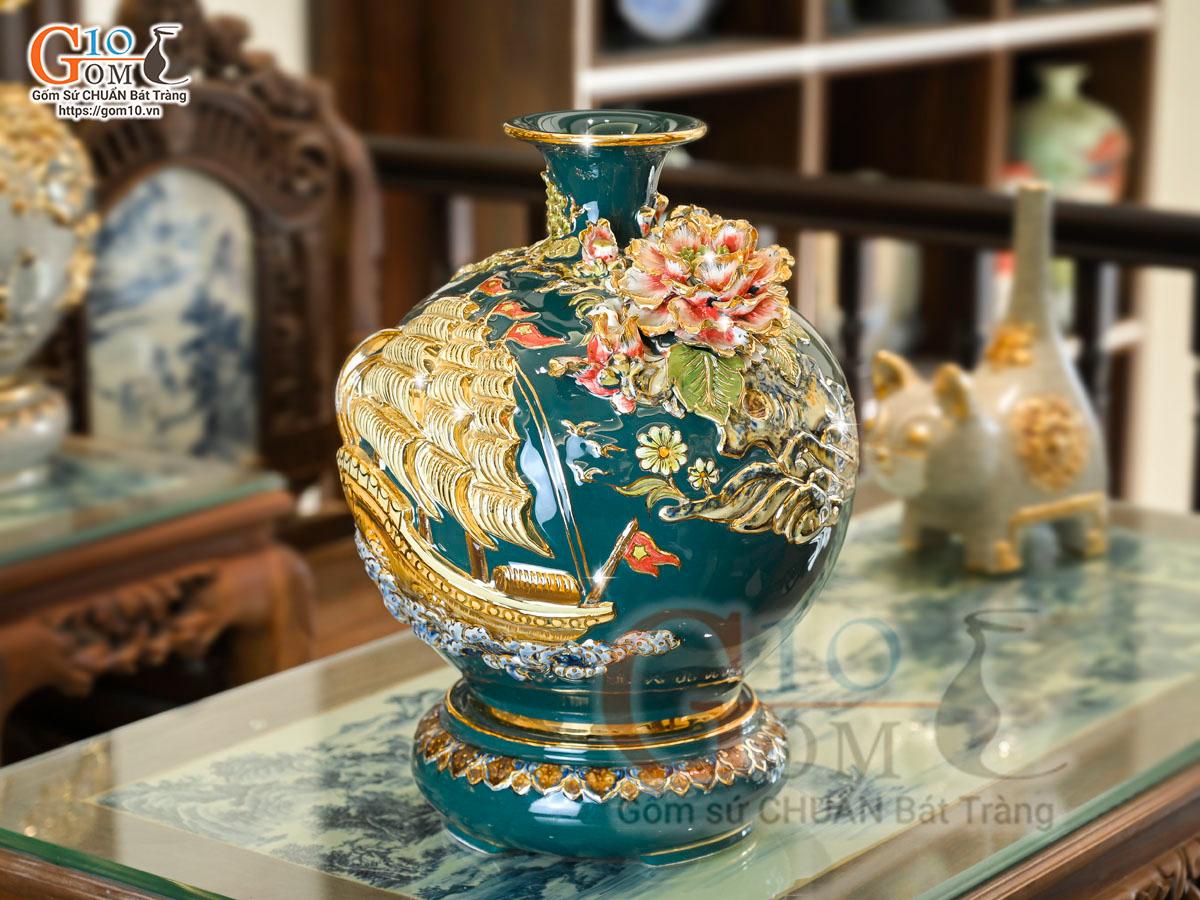 Bình hút tài lộc men màu xanh lục đắp nổi Thuận Buồm Xuôi Gió kênh vẽ vàng 24k, cao 30cm