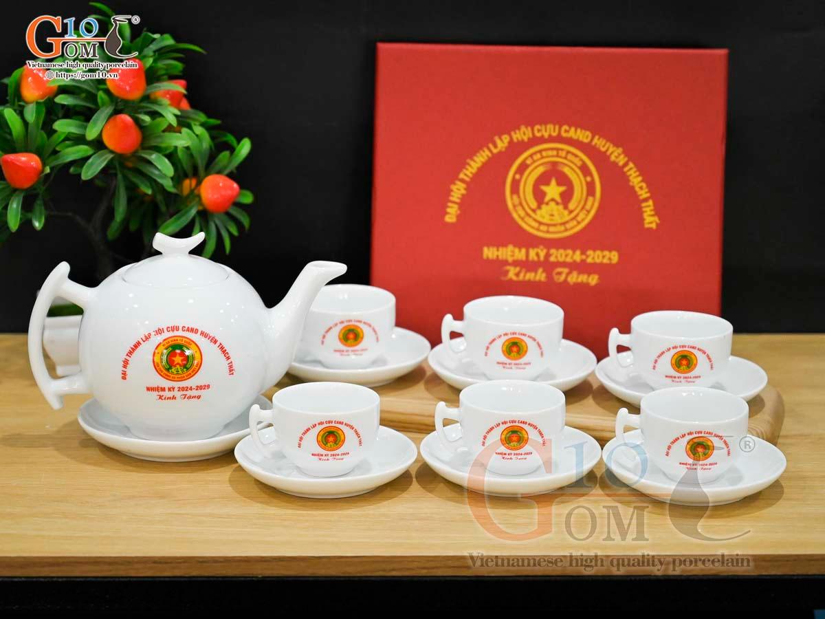 Bộ ấm chén dáng bưởi cành men trắng in logo VTV, 600ml Bộ ấm chén dáng bưởi cành men trắng in logo VTV, 600ml