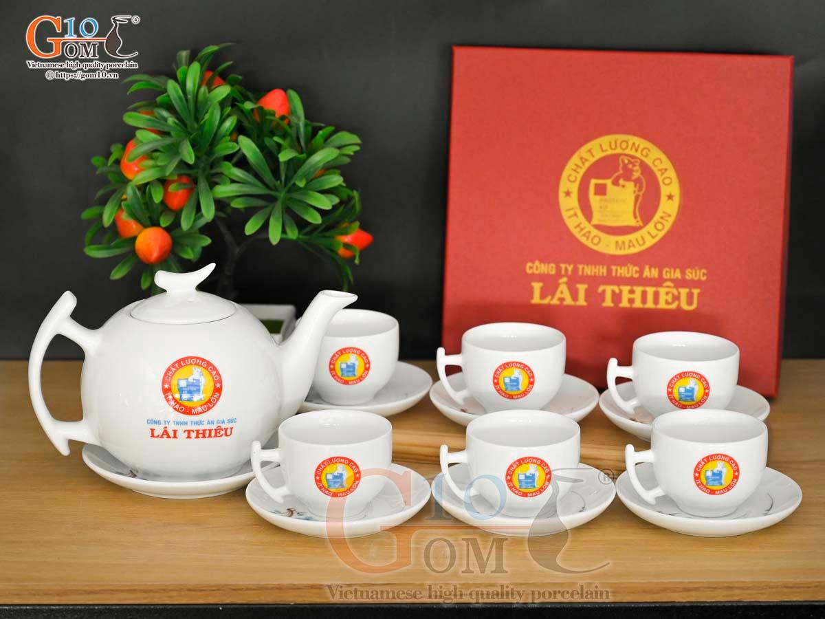 Bộ ấm chén dáng bưởi cành men trắng in logo VTV, 600ml Bộ ấm chén dáng bưởi cành men trắng in logo VTV, 600ml