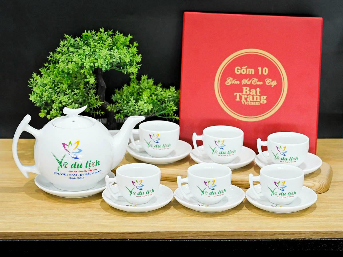 Bộ ấm chén dáng bưởi cành men trắng in logo VTV, 600ml Bộ ấm chén dáng bưởi cành men trắng in logo VTV, 600ml