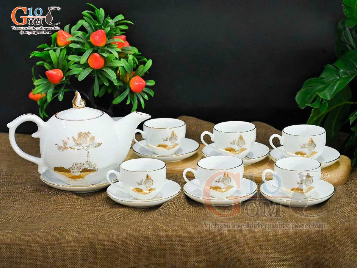 Bộ ấm chén dáng chóp lửa men trắng họa tiết Chuồn Sen vàng kim, 600ml Bộ ấm chén dáng chóp lửa men trắng họa tiết Chuồn Sen vàng kim, 600ml