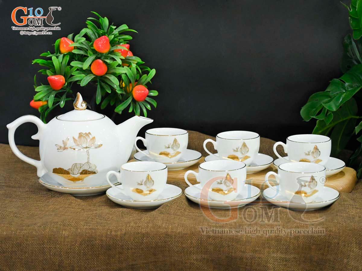 Bộ ấm chén dáng chóp lửa men trắng họa tiết Chuồn Sen vàng kim, 600ml Bộ ấm chén dáng chóp lửa men trắng họa tiết Chuồn Sen vàng kim, 600ml