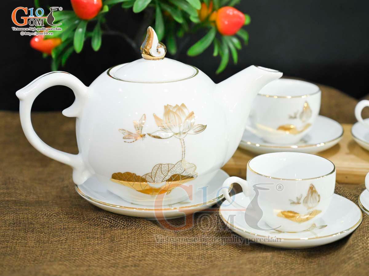 Bộ ấm chén dáng chóp lửa men trắng họa tiết Chuồn Sen vàng kim, 600ml Bộ ấm chén dáng chóp lửa men trắng họa tiết Chuồn Sen vàng kim, 600ml