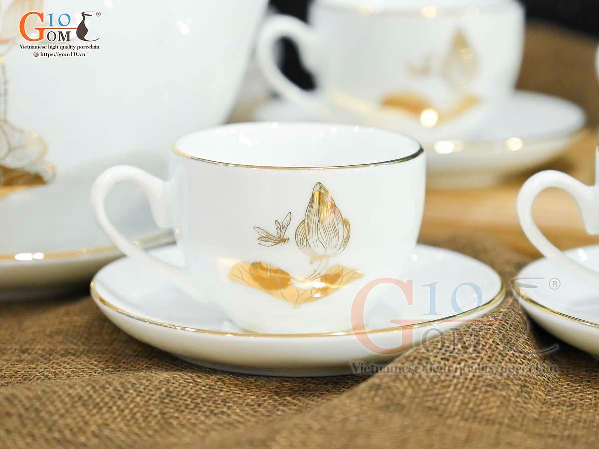 Bộ ấm chén dáng chóp lửa men trắng họa tiết Chuồn Sen vàng kim, 600ml Bộ ấm chén dáng chóp lửa men trắng họa tiết Chuồn Sen vàng kim, 600ml