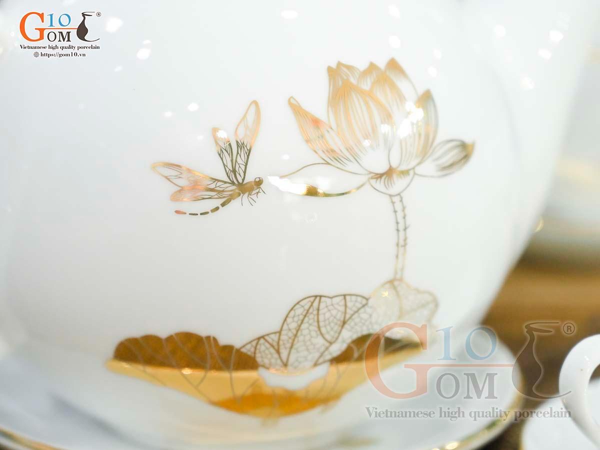 Bộ ấm chén dáng chóp lửa men trắng họa tiết Chuồn Sen vàng kim, 600ml Bộ ấm chén dáng chóp lửa men trắng họa tiết Chuồn Sen vàng kim, 600ml