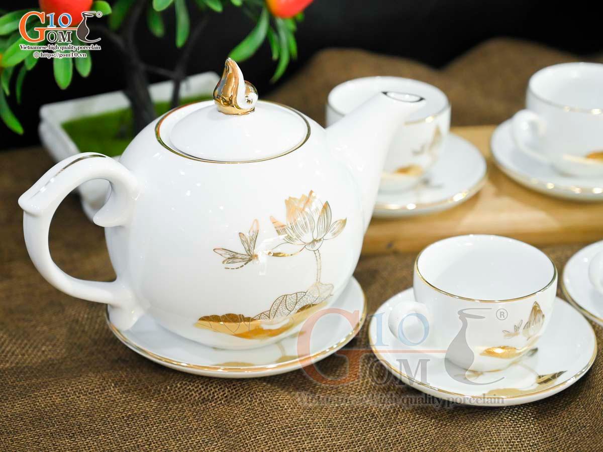 Bộ ấm chén dáng chóp lửa men trắng họa tiết Chuồn Sen vàng kim, 600ml Bộ ấm chén dáng chóp lửa men trắng họa tiết Chuồn Sen vàng kim, 600ml