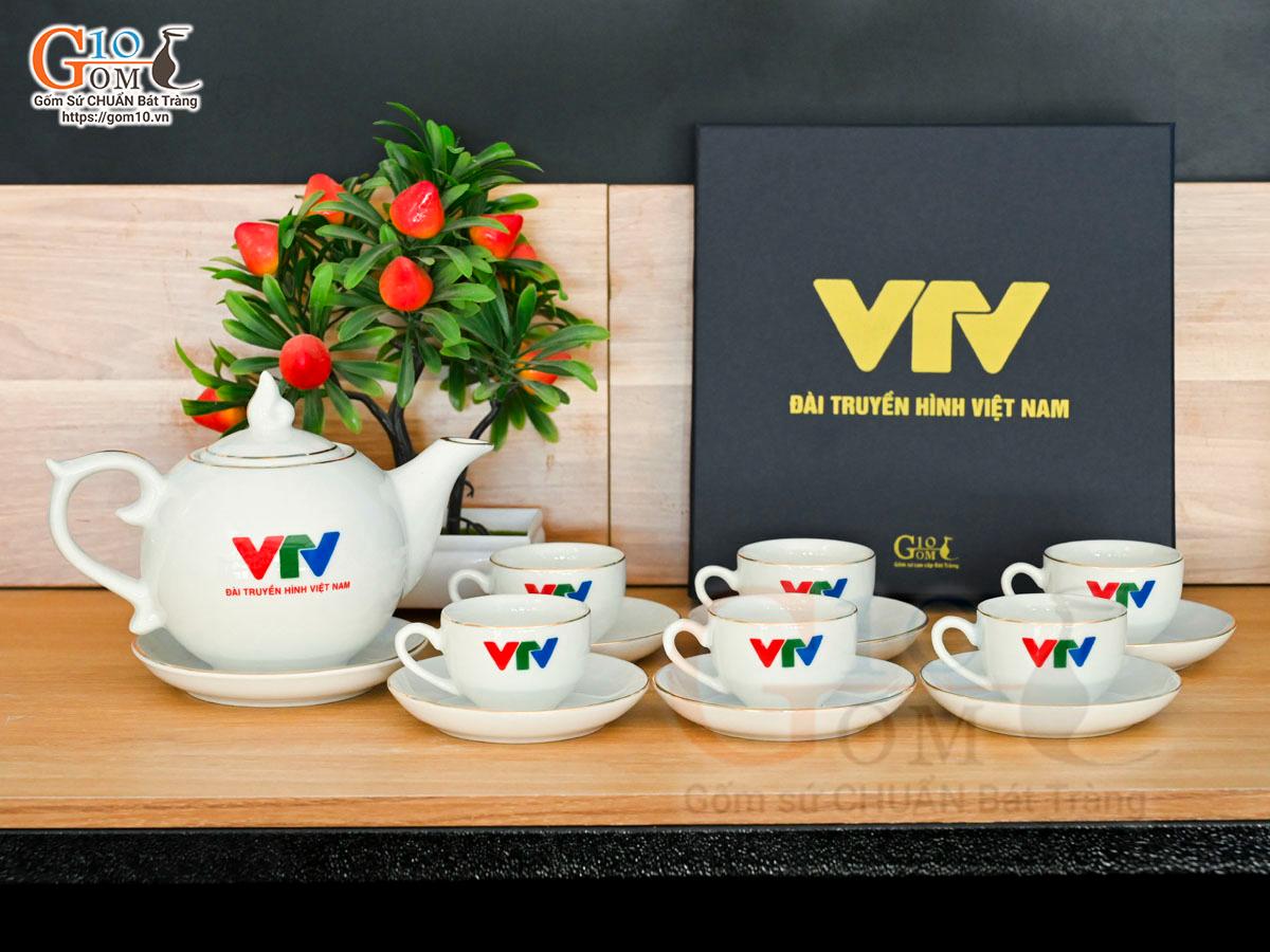 Bộ ấm chén dáng chóp lửa men trắng kẻ chỉ vàng kim, in logo VTV, 500ml Bộ ấm chén dáng chóp lửa men trắng kẻ chỉ vàng kim, in logo VTV, 500ml