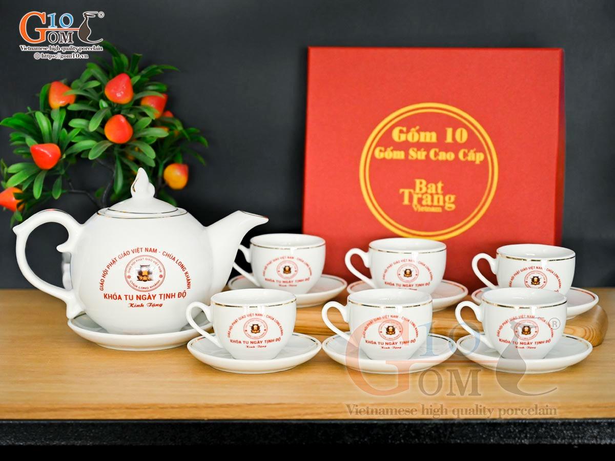 Bộ ấm chén dáng chóp lửa men trắng kẻ chỉ vàng kim, in logo VTV, 500ml Bộ ấm chén dáng chóp lửa men trắng kẻ chỉ vàng kim, in logo VTV, 500ml