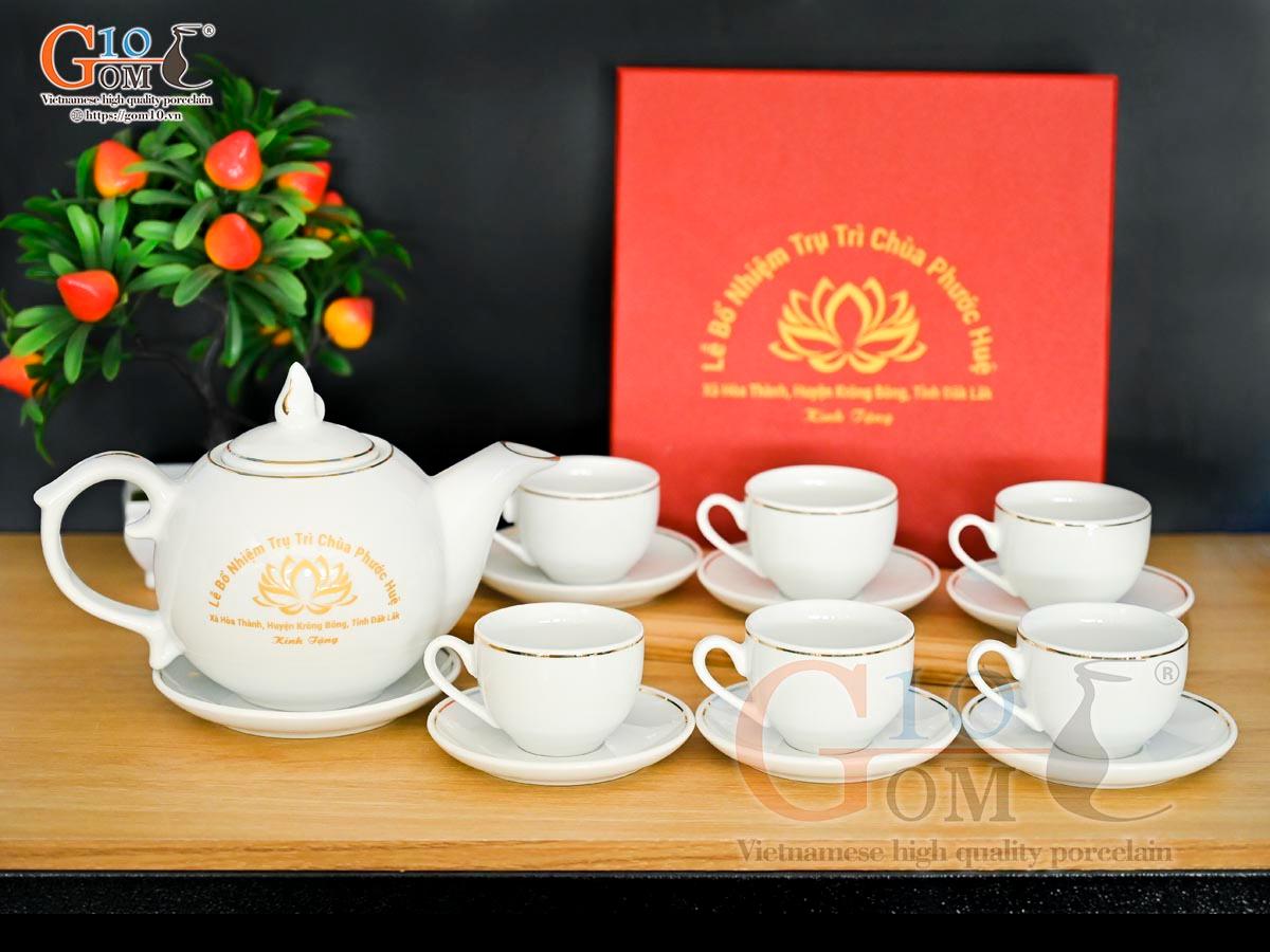 Bộ ấm chén dáng chóp lửa men trắng kẻ chỉ vàng kim, in logo VTV, 500ml Bộ ấm chén dáng chóp lửa men trắng kẻ chỉ vàng kim, in logo VTV, 500ml