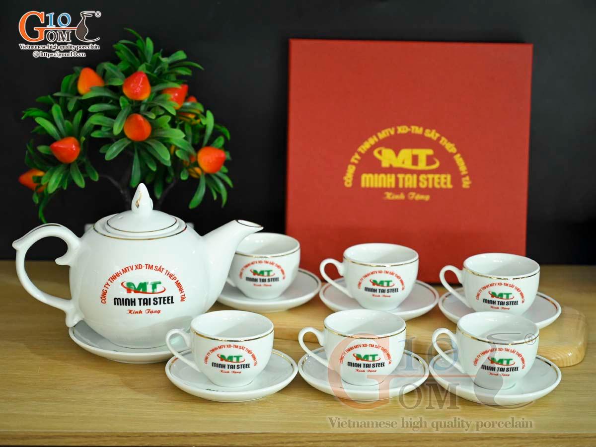 Bộ ấm chén dáng chóp lửa men trắng kẻ chỉ vàng kim, in logo VTV, 500ml Bộ ấm chén dáng chóp lửa men trắng kẻ chỉ vàng kim, in logo VTV, 500ml