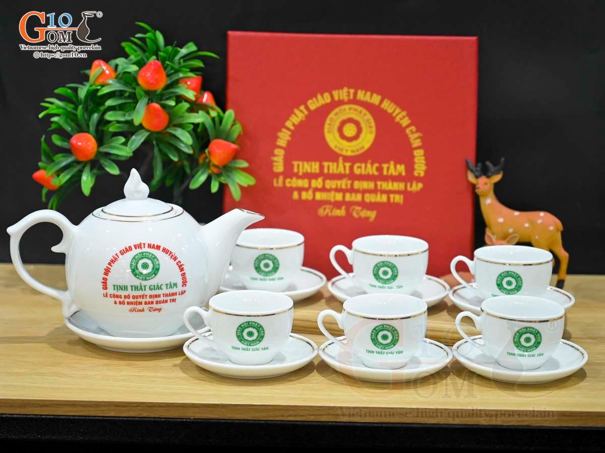 Bộ ấm chén dáng chóp lửa men trắng kẻ chỉ vàng kim, in logo VTV, 500ml Bộ ấm chén dáng chóp lửa men trắng kẻ chỉ vàng kim, in logo VTV, 500ml