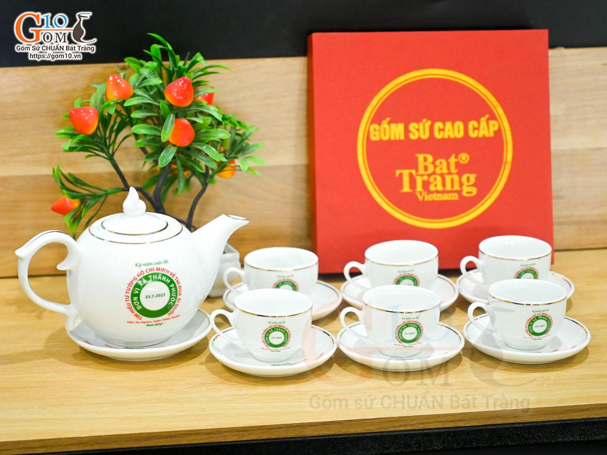 Bộ ấm chén dáng chóp lửa men trắng kẻ chỉ vàng kim, in logo VTV, 500ml Bộ ấm chén dáng chóp lửa men trắng kẻ chỉ vàng kim, in logo VTV, 500ml