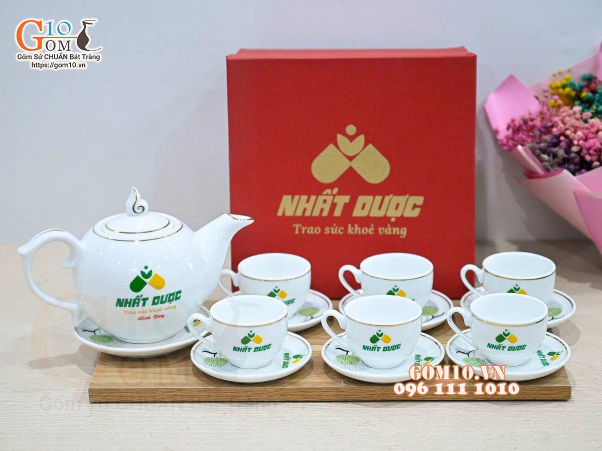 Bộ ấm chén dáng chóp lửa men trắng kẻ chỉ vàng kim, in logo VTV, 500ml Bộ ấm chén dáng chóp lửa men trắng kẻ chỉ vàng kim, in logo VTV, 500ml