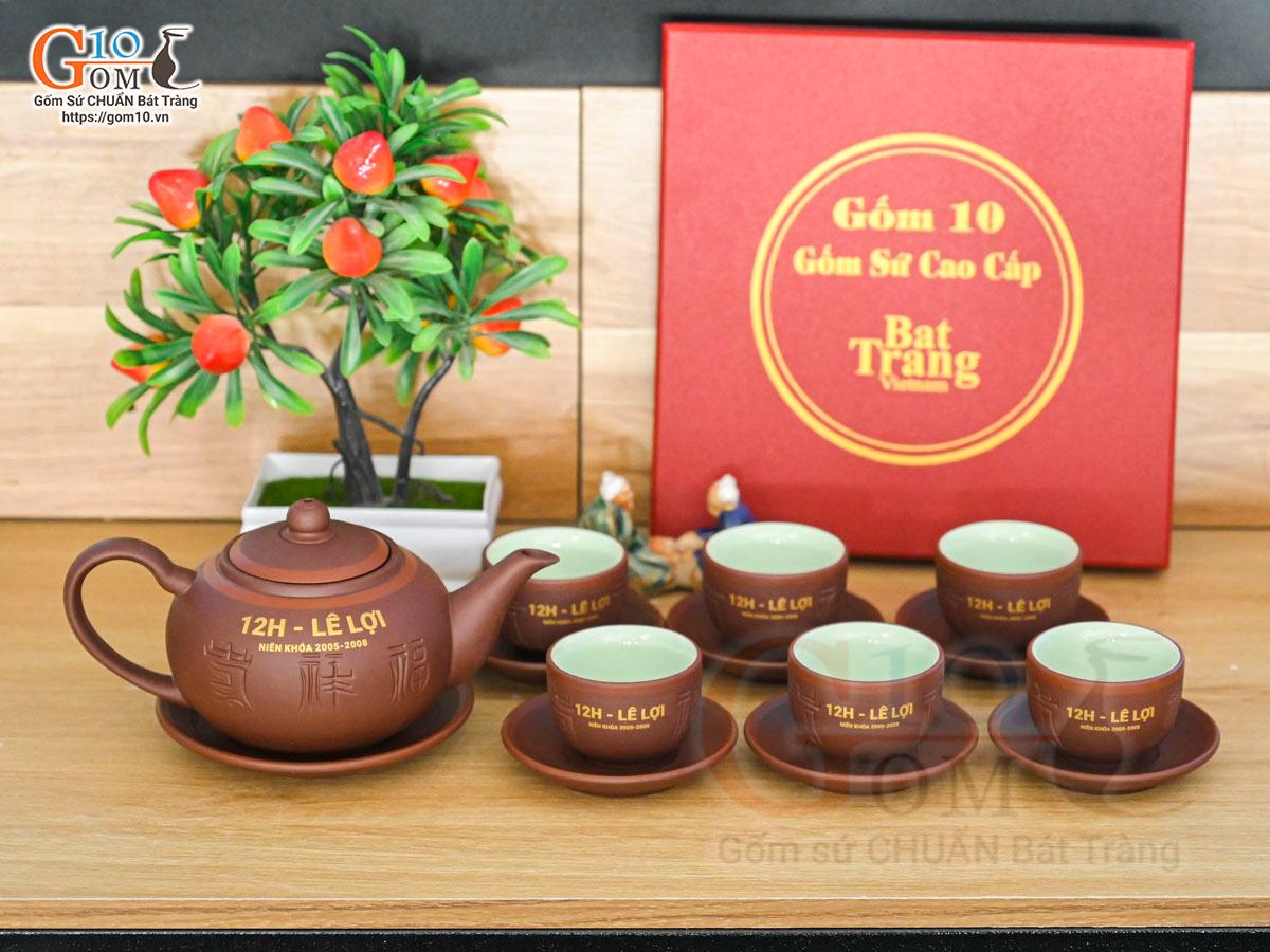 Bộ ấm chén dáng tống nâu khắc Phúc Lộc Thọ kẻ chỉ đỏ in logo Bộ ấm chén dáng tống nâu khắc Phúc Lộc Thọ kẻ chỉ đỏ in logo