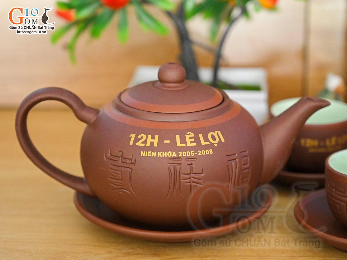 Bộ ấm chén dáng tống nâu khắc Phúc Lộc Thọ kẻ chỉ đỏ in logo Bộ ấm chén dáng tống nâu khắc Phúc Lộc Thọ kẻ chỉ đỏ in logo