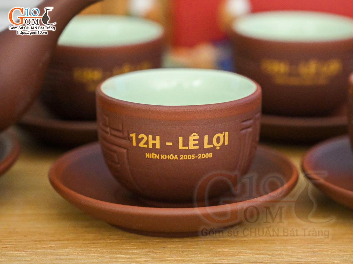 Bộ ấm chén dáng tống nâu khắc Phúc Lộc Thọ kẻ chỉ đỏ in logo Bộ ấm chén dáng tống nâu khắc Phúc Lộc Thọ kẻ chỉ đỏ in logo