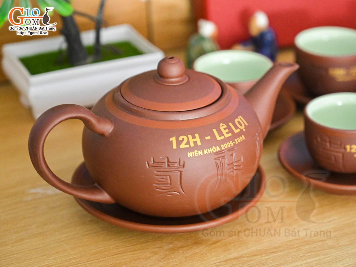 Bộ ấm chén dáng tống nâu khắc Phúc Lộc Thọ kẻ chỉ đỏ in logo
