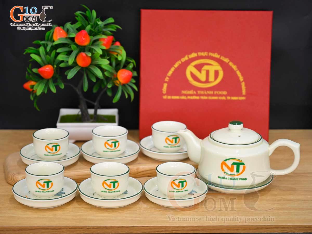 Bộ ấm chén dáng vuông dẹt men kem vẽ hoa Sen xanh in logo Bộ ấm chén dáng vuông dẹt men kem vẽ hoa Sen xanh in logo