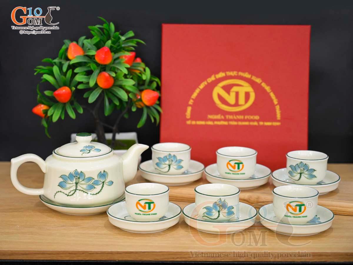 Bộ ấm chén dáng vuông dẹt men kem vẽ hoa Sen xanh in logo Bộ ấm chén dáng vuông dẹt men kem vẽ hoa Sen xanh in logo