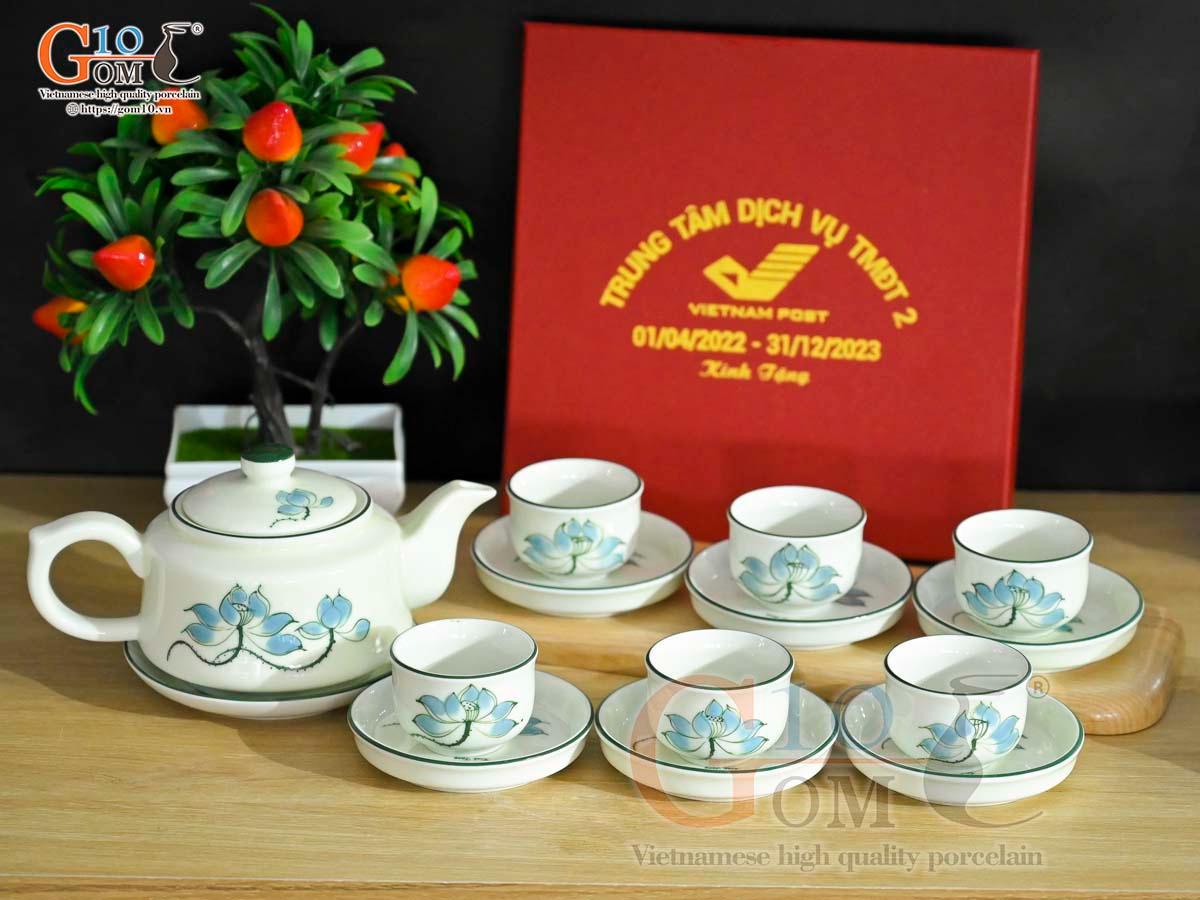 Bộ ấm chén dáng vuông dẹt men kem vẽ hoa Sen xanh in logo Bộ ấm chén dáng vuông dẹt men kem vẽ hoa Sen xanh in logo