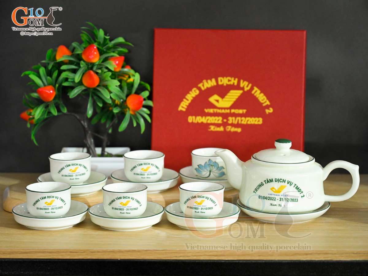 Bộ ấm chén dáng vuông dẹt men kem vẽ hoa Sen xanh in logo Bộ ấm chén dáng vuông dẹt men kem vẽ hoa Sen xanh in logo