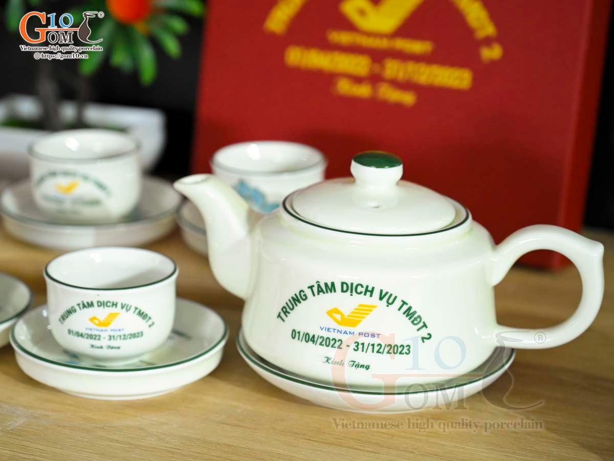 Bộ ấm chén dáng vuông dẹt men kem vẽ hoa Sen xanh in logo Bộ ấm chén dáng vuông dẹt men kem vẽ hoa Sen xanh in logo