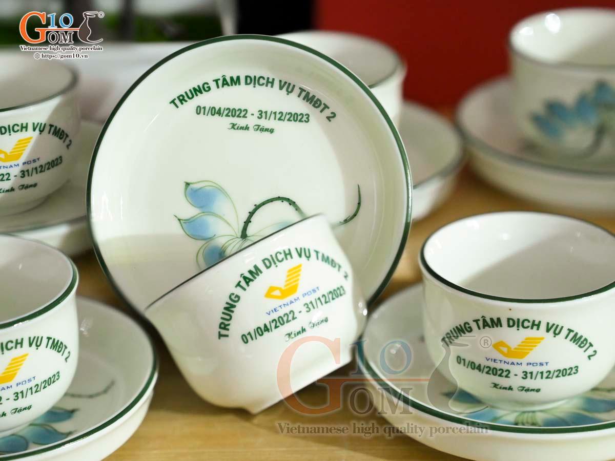 Bộ ấm chén dáng vuông dẹt men kem vẽ hoa Sen xanh in logo