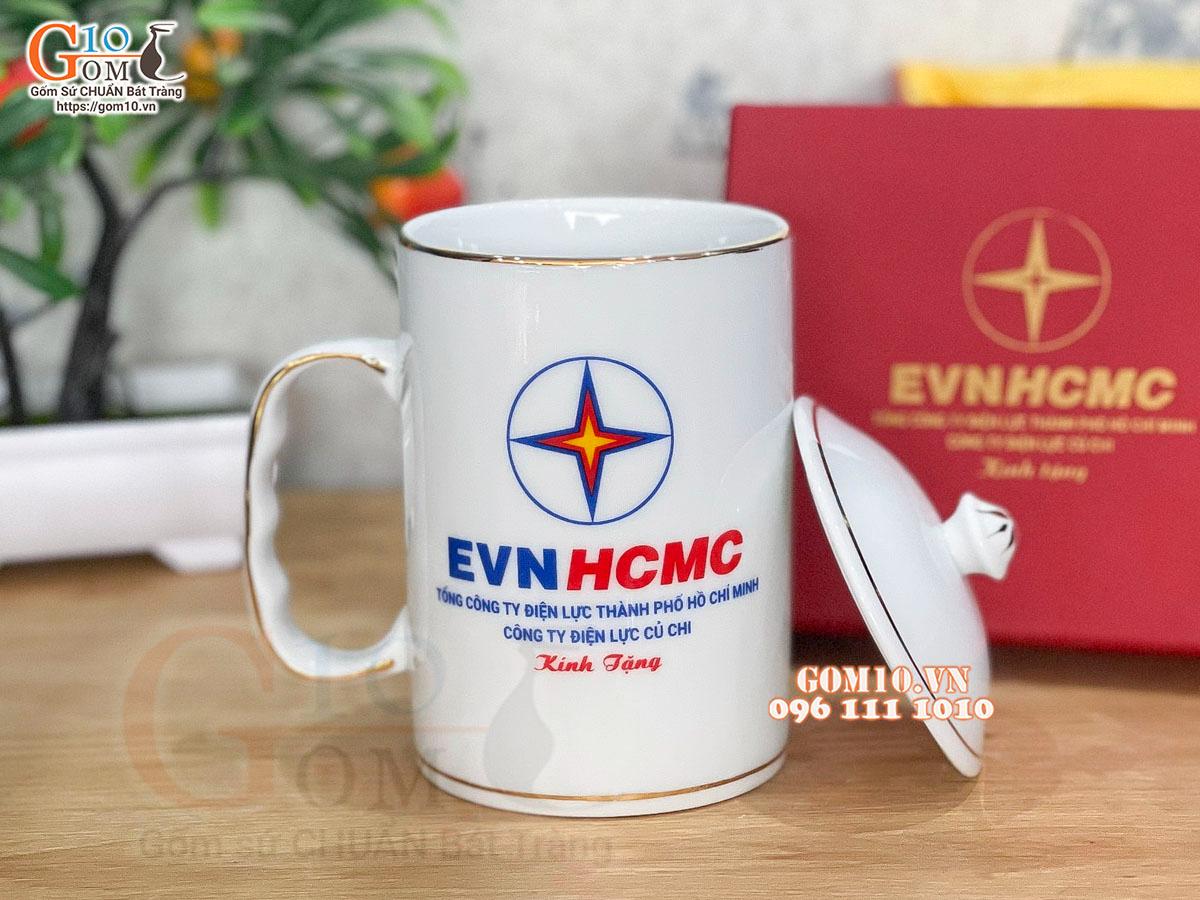 Cốc sứ dáng cao quai nắm men trắng kẻ chỉ vàng kim in logo CA TP HCM, 500ml Cốc sứ dáng cao quai nắm men trắng kẻ chỉ vàng kim in logo CA TP HCM, 500ml