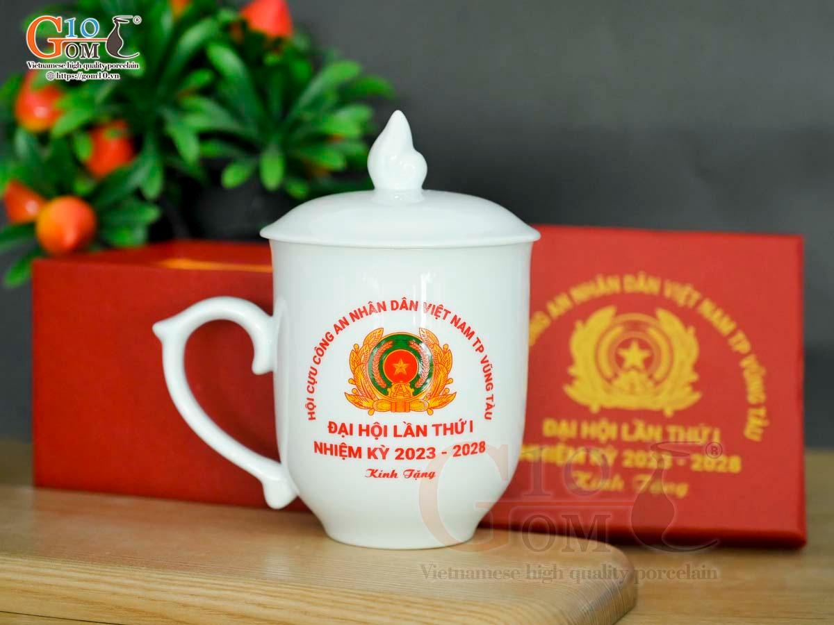 Cốc sứ men trắng dáng chóp lửa có nắp, in logo quà tặng Cốc sứ men trắng dáng chóp lửa có nắp, in logo quà tặng