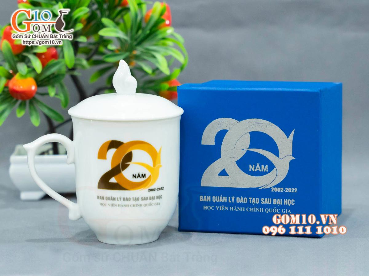 Cốc sứ men trắng dáng chóp lửa có nắp, in logo quà tặng Cốc sứ men trắng dáng chóp lửa có nắp, in logo quà tặng