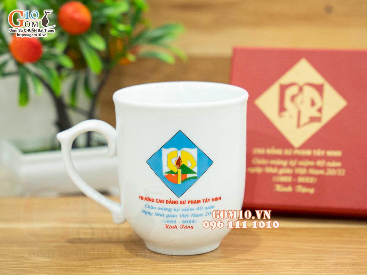 Cốc sứ men trắng dáng chóp lửa có nắp, in logo quà tặng