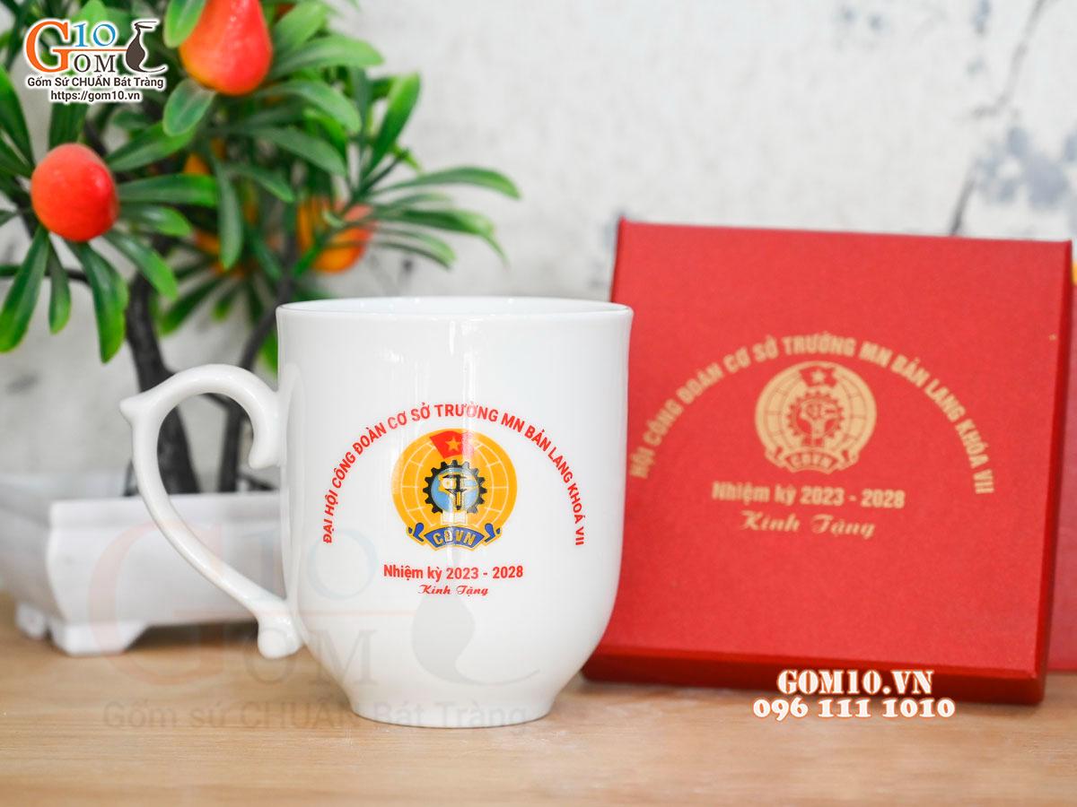 Cốc sứ men trắng dáng chóp lửa có nắp, in logo quà tặng Cốc sứ men trắng dáng chóp lửa có nắp, in logo quà tặng