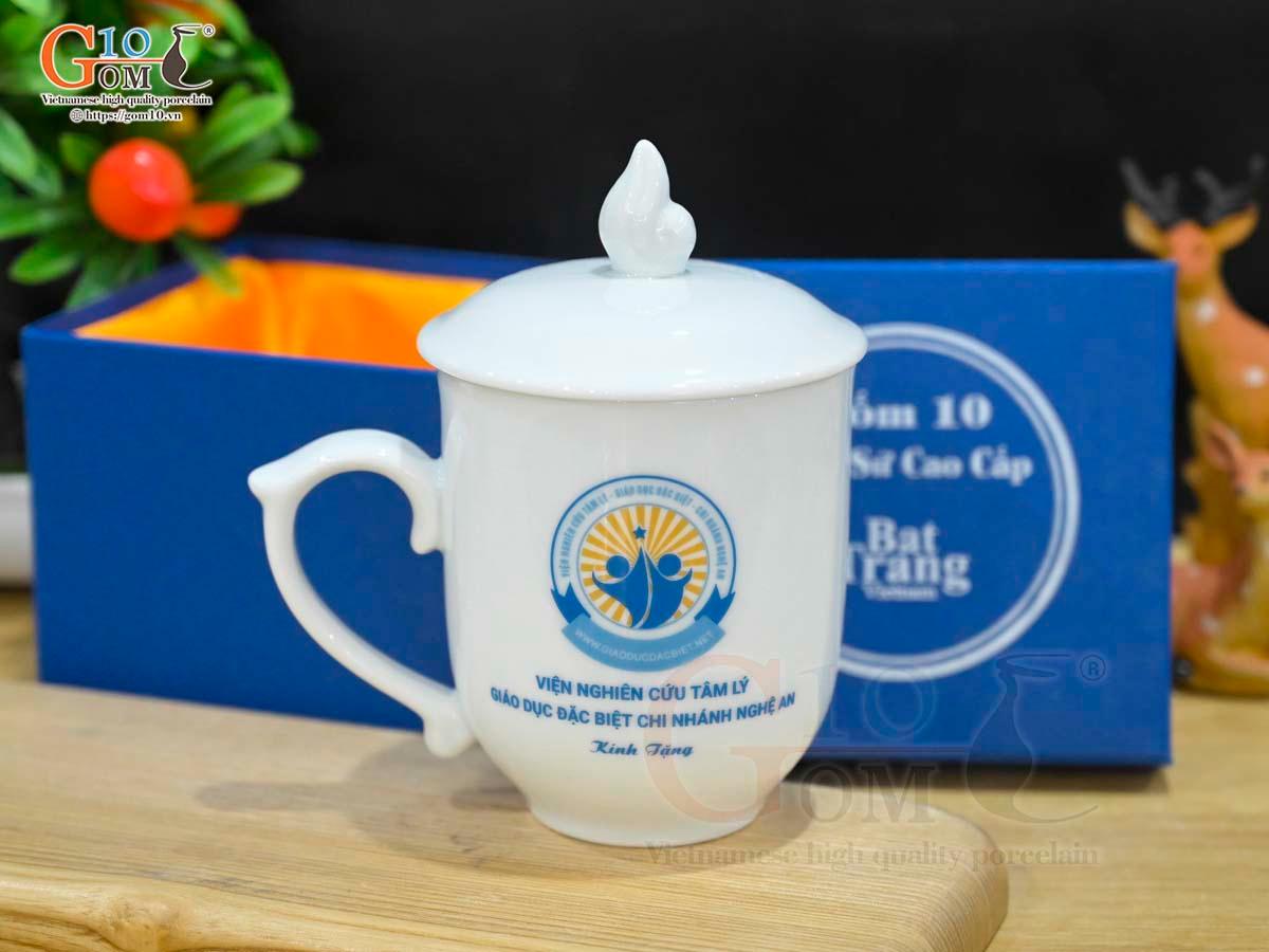 Cốc sứ men trắng dáng chóp lửa có nắp, in logo quà tặng Cốc sứ men trắng dáng chóp lửa có nắp, in logo quà tặng