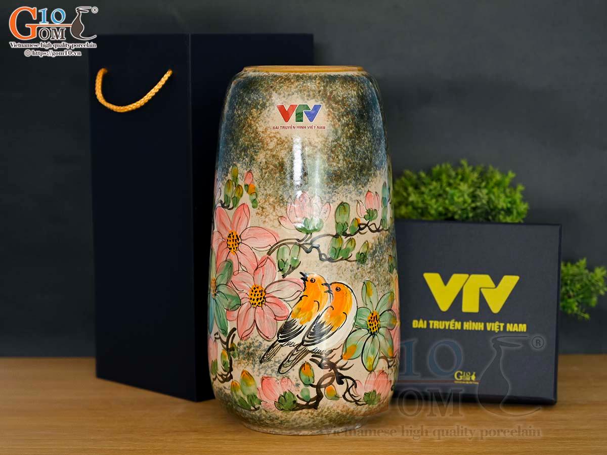 Lọ hoa dáng chuông cao men tấm vẽ Chim Hoa in logo VTV, cao 30cm Lọ hoa dáng chuông cao men tấm vẽ Chim Hoa in logo VTV, cao 30cm
