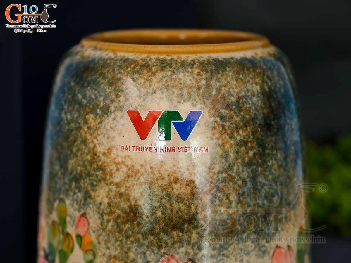 Lọ hoa dáng chuông cao men tấm vẽ Chim Hoa in logo VTV, cao 30cm Lọ hoa dáng chuông cao men tấm vẽ Chim Hoa in logo VTV, cao 30cm
