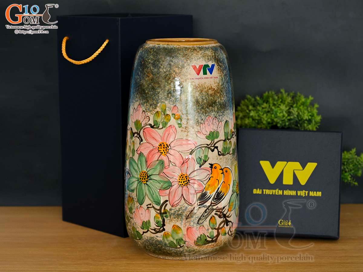 Lọ hoa dáng chuông cao men tấm vẽ Chim Hoa in logo VTV, cao 30cm Lọ hoa dáng chuông cao men tấm vẽ Chim Hoa in logo VTV, cao 30cm