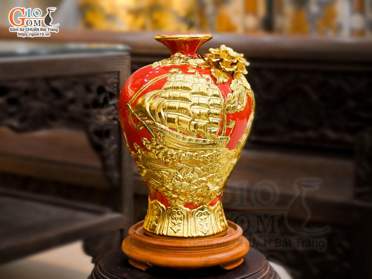 Mai bình men màu đắp nổi Thuận Buồm Xuôi Gió dát vàng 24k, nền đỏ cao 31cm Mai bình men màu đắp nổi Thuận Buồm Xuôi Gió dát vàng 24k, nền đỏ cao 31cm