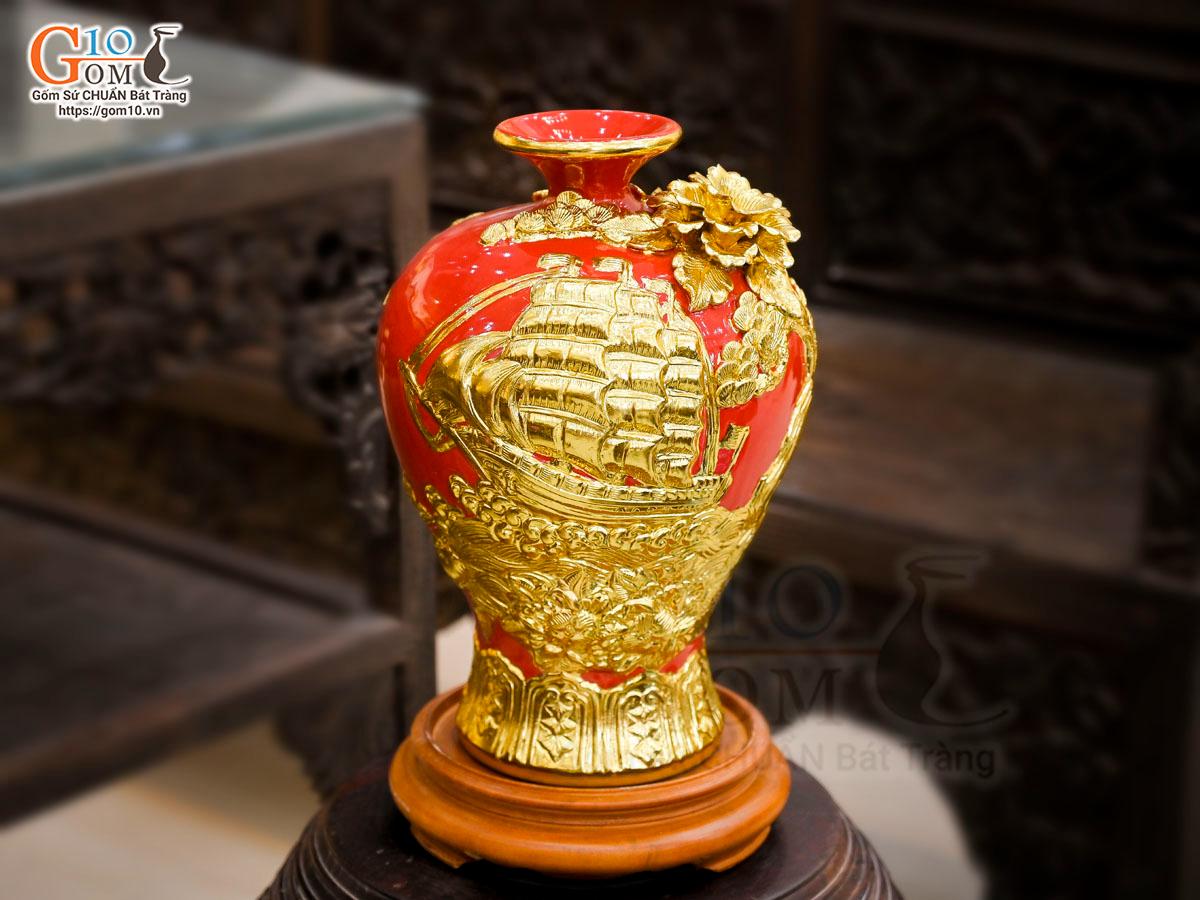 Mai bình men màu đắp nổi Thuận Buồm Xuôi Gió dát vàng 24k, nền đỏ cao 31cm Mai bình men màu đắp nổi Thuận Buồm Xuôi Gió dát vàng 24k, nền đỏ cao 31cm