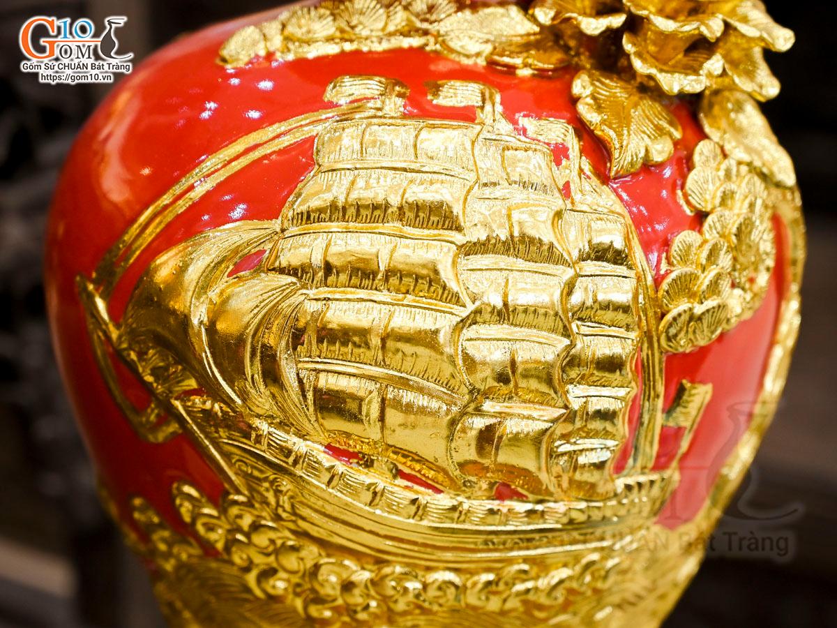 Mai bình men màu đắp nổi Thuận Buồm Xuôi Gió dát vàng 24k, nền đỏ cao 31cm Mai bình men màu đắp nổi Thuận Buồm Xuôi Gió dát vàng 24k, nền đỏ cao 31cm