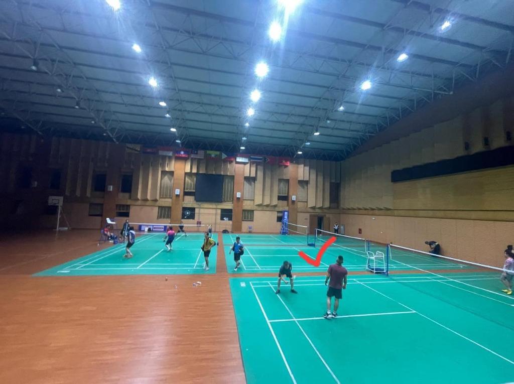 Sân Cầu Lông Trường Năng Khiếu TDTT Q. Long Biên