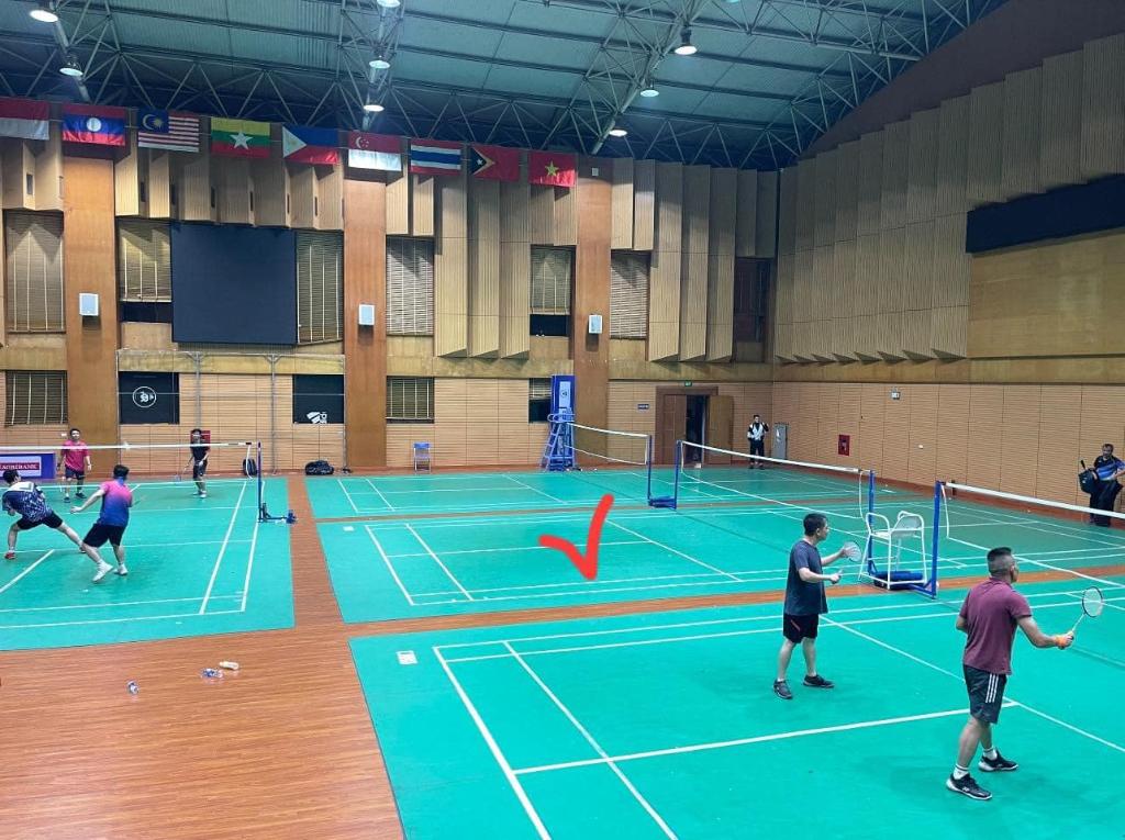 Sân Cầu Lông Trường Năng Khiếu TDTT Q. Long Biên