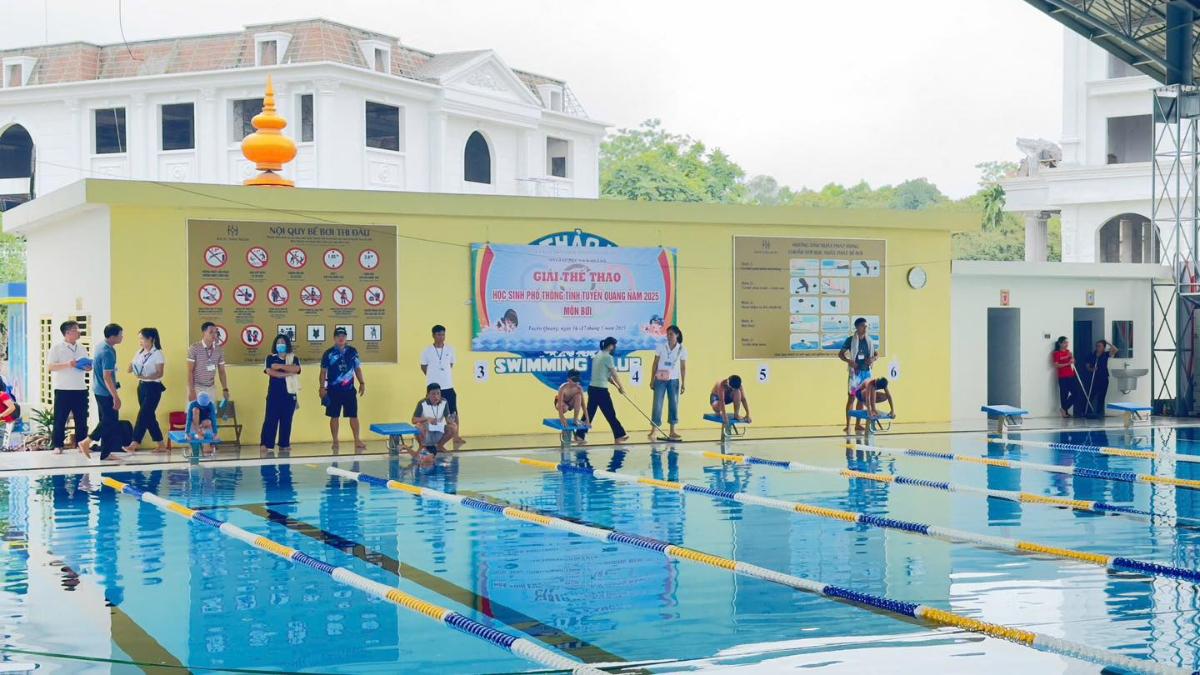 Bể Bơi Bách Thảo Ngân