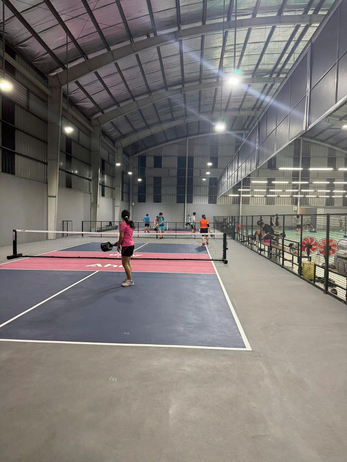 Sân Pickleball & Cầu Lông ĐH SPKT
